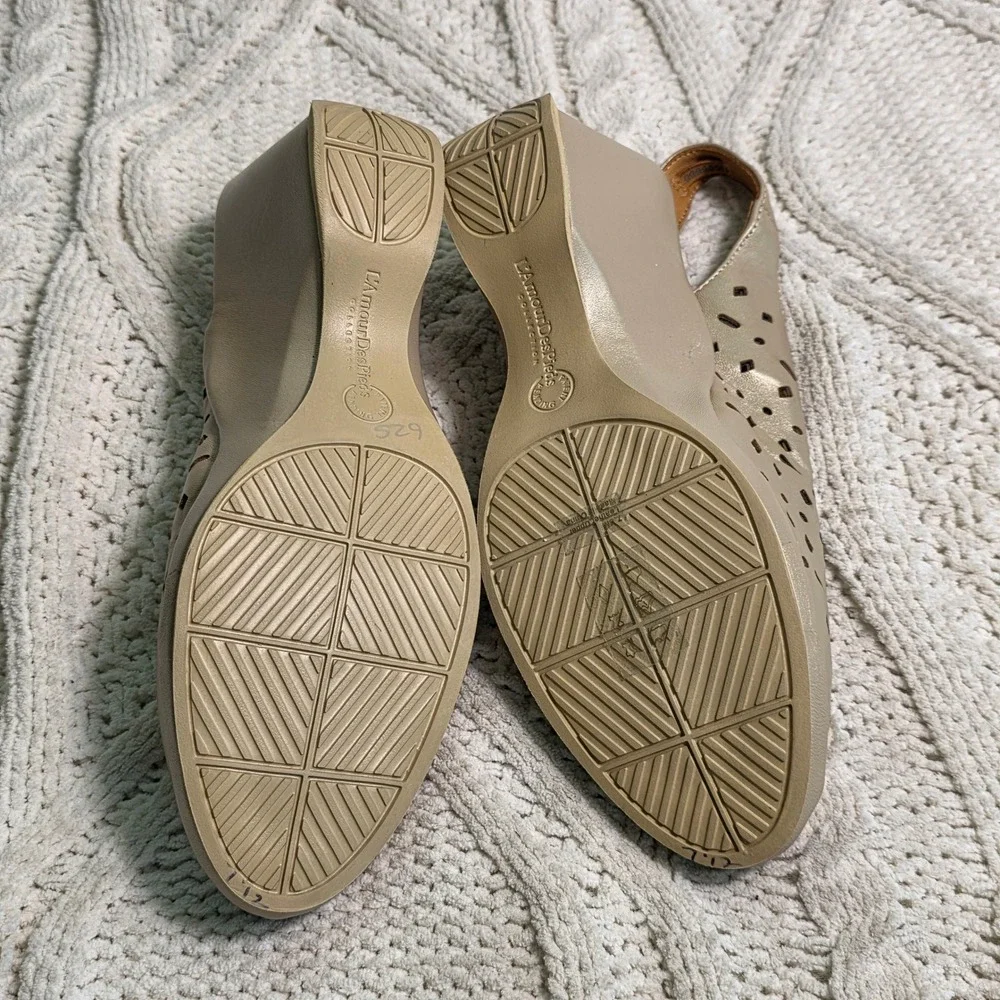 L'Amour Des Pieds Leada Wedge Sandals Gold Laser Cut Slingback Womens 7.5 M NEW